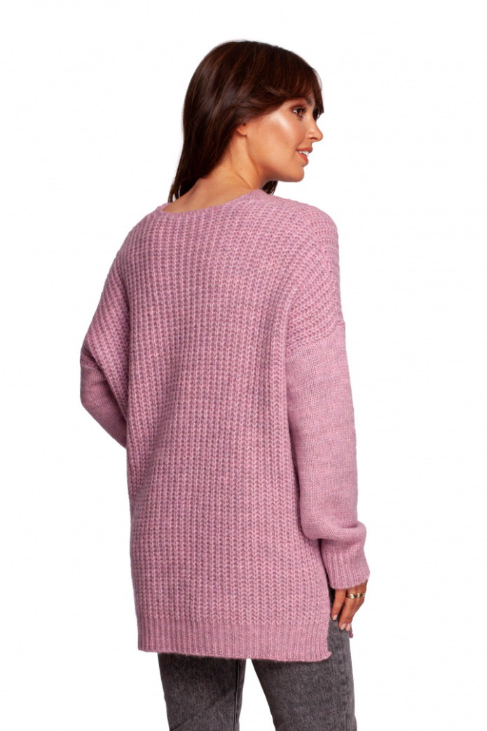 Długi sweter damski z dekoltem V rozcięcia po bokach pudrowa